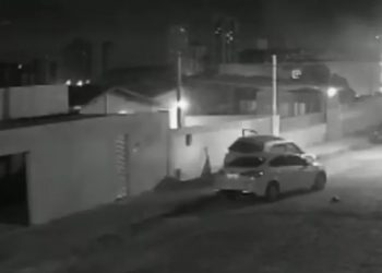Após manter família refém em arrastão, bandidos são perseguidos pela PM, derrubam portão de casa, batem em carro e fogem
