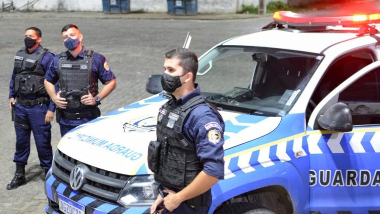 Guarda Municipal de Parnamirim apreende material ilícito e conduz suspeito à autoridade policial