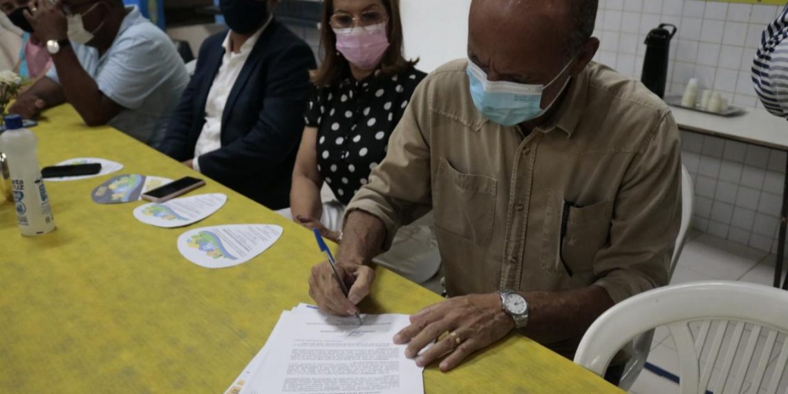 Prefeito de Parnamirim assina Regularização Fundiária de comunidade no Parque Industrial