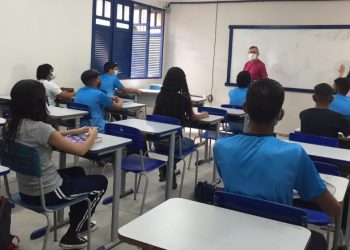 Escolas estaduais retomam aulas nesta segunda (14) em meio a negociação sobre piso salarial dos professores no RN