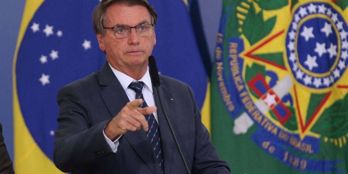 Brasil pode rebaixar pandemia de covid-19 para endemia, diz presidente