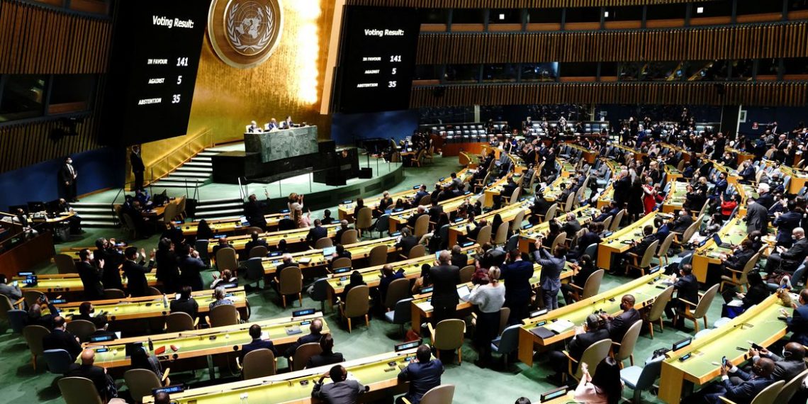 ONU aprova resolução que condena invasão da Ucrânia pela Rússia