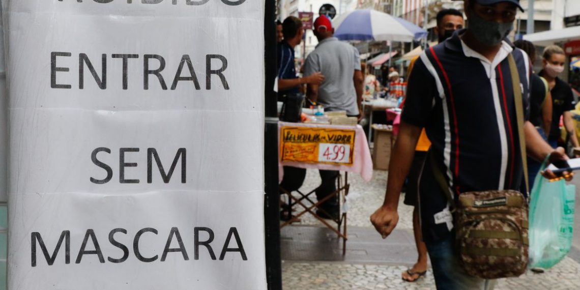 Covid-19: em dois anos, variantes e vacinas moldaram fases da pandemia