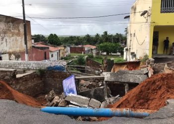 Chuva abre cratera e interdita Rua Doutor Mário Negócio