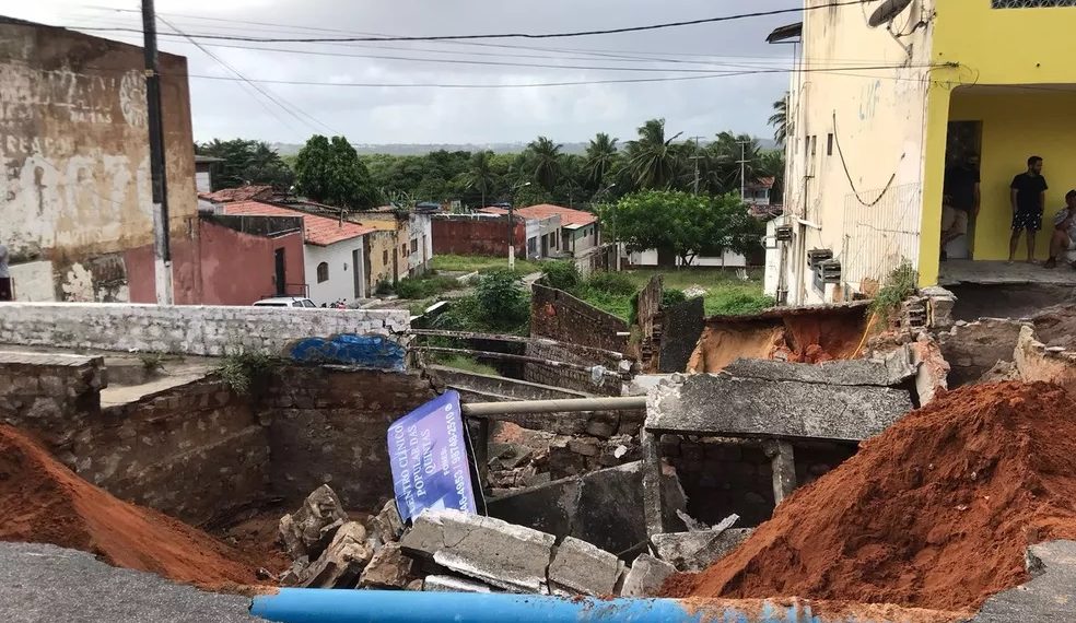 Chuva abre cratera e interdita Rua Doutor Mário Negócio