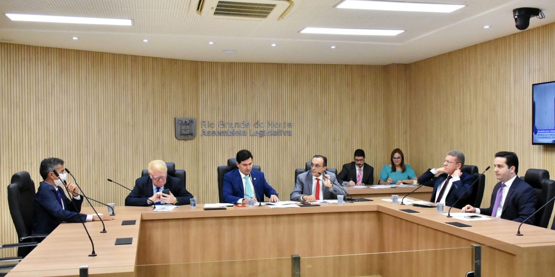 CCJ da Assembleia aprova convocação de concursados da PM e mais 17 projetos