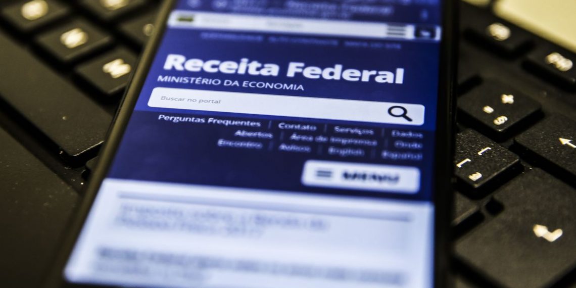 Receita paga hoje lote residual de restituição do IRPF