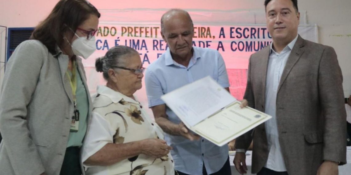Parnamirim entrega escrituras públicas aos moradores da comunidade Zeca Passos, no Parque Industrial