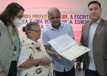 Parnamirim entrega escrituras públicas aos moradores da comunidade Zeca Passos, no Parque Industrial