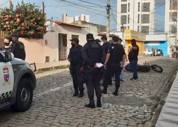 Dois suspeitos de assalto são mortos a tiros em frente a sorveteria na Zona Leste de Natal