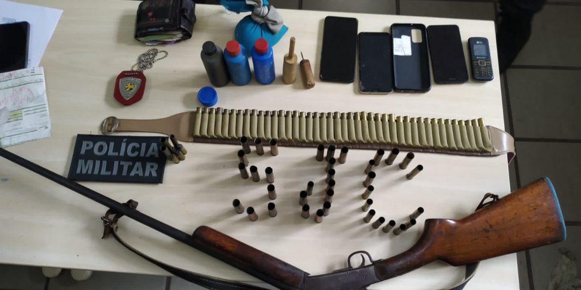 Polícias Civil e Militar prendem suspeito por posse irregular de arma de fogo