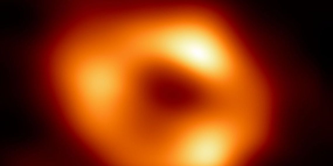 Astrônomos divulgam primeiras imagens de buraco negro da Via Láctea