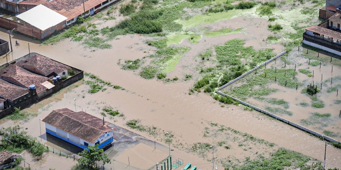 Inmet lança alerta de perigo com chuvas intensas no litoral do NE