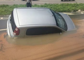 Carro fica preso após cair em cratera e marginal da BR-101 é interditada em Natal