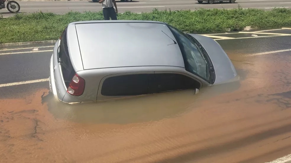 Carro fica preso após cair em cratera e marginal da BR-101 é interditada em Natal