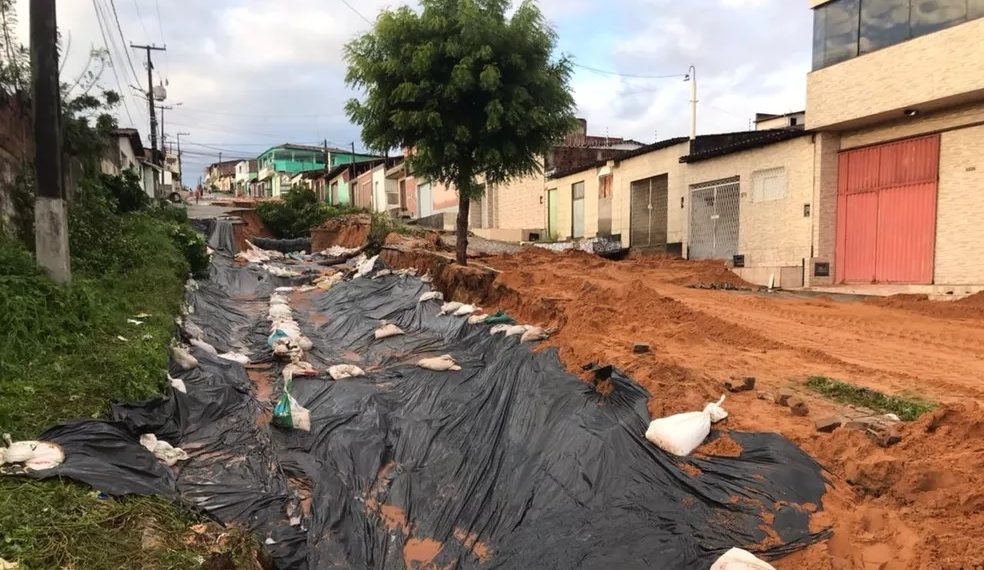 Defesa Civil de Natal interdita 25 casas e prefeitura monta abrigos em escolas para atender população desalojada