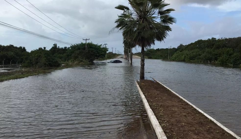 Motorista abandona carro e é resgatado por bombeiros após tentar atravessar trecho alagado na Rota do Sol