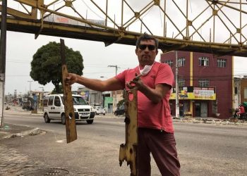 Interdição e retirada de passarela de onde parte de estrutura metálica caiu foi recomendada há 4 anos, diz Crea