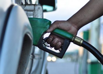 Litro da gasolina pode ficar R$ 1 mais barato