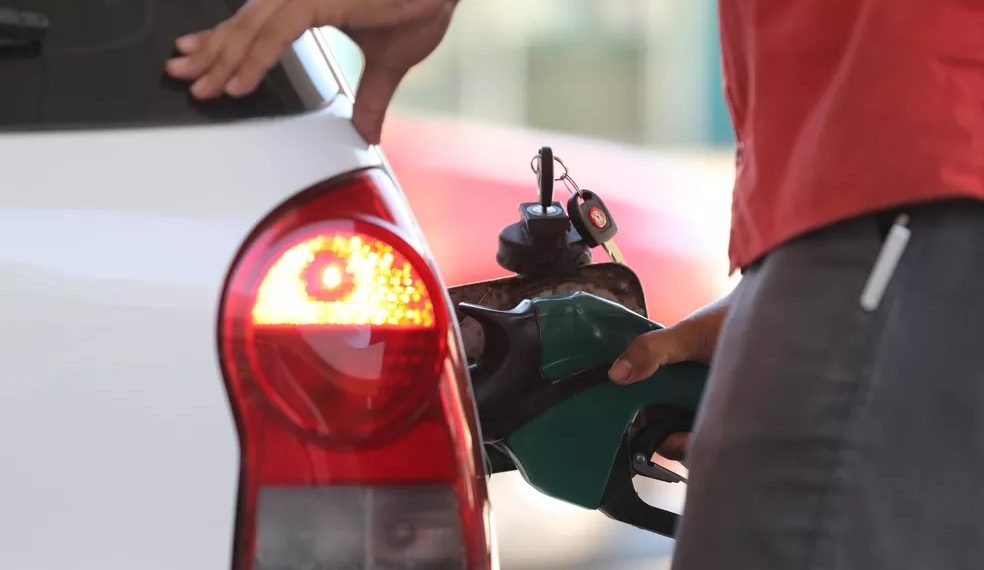 Em quatro semanas, preço da gasolina cai R$ 1,30 no RN