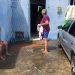 Tubulação tem vazamento e água invade rua e casas na Zona Leste de Natal