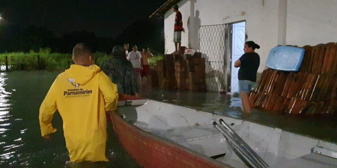 Parnamirim: Corpo de Bombeiros se une à força tarefa com botes salva vidas para a realização de resgates