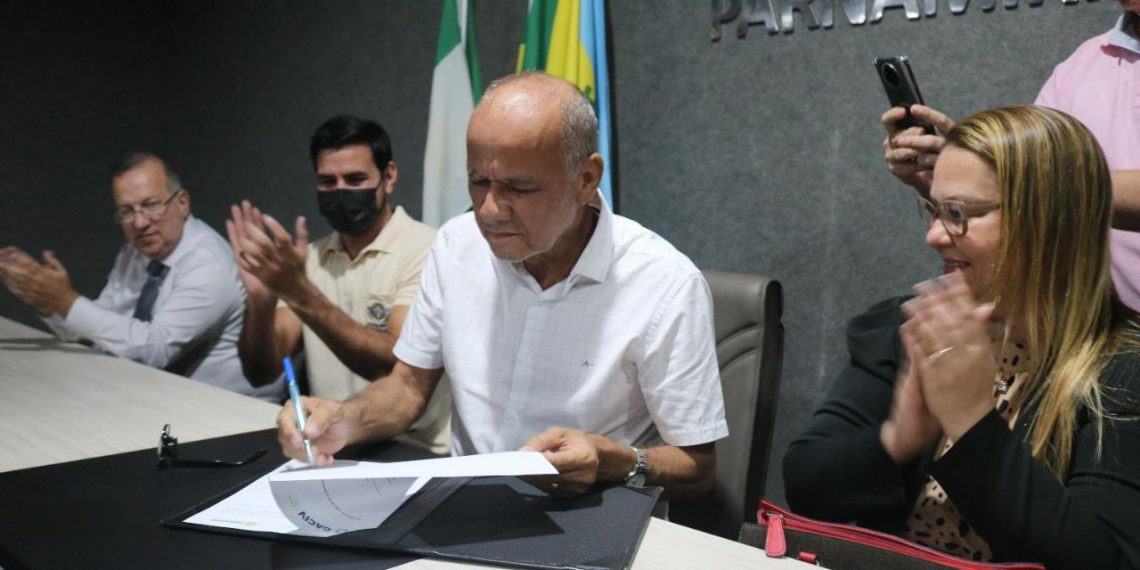 Prefeito de Parnamirim assina decreto que estabelece nova tabela salarial dos agentes de saúde e endemias