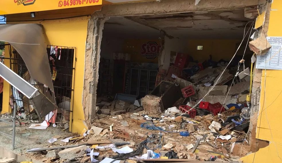 Bandidos explodem cofre de posto de combustíveis na Zona Oeste de Natal