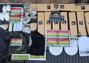 PM apreende drogas, balanças e roupas camufladas encontradas em imóvel usado por traficantes em Natal