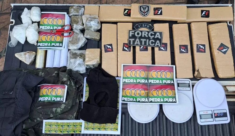 PM apreende drogas, balanças e roupas camufladas encontradas em imóvel usado por traficantes em Natal