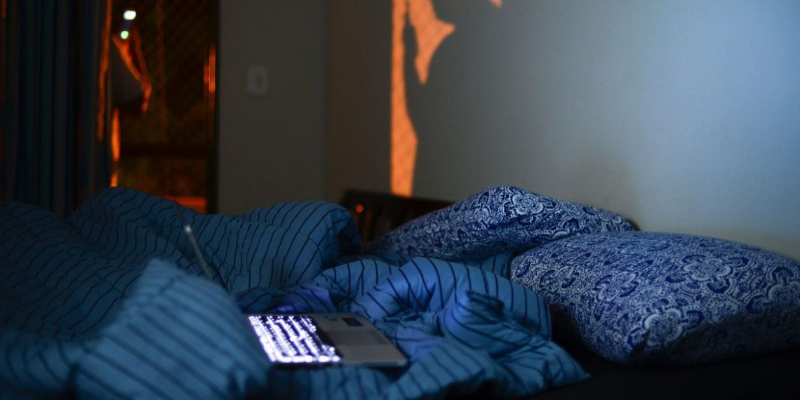 Acordar na madrugada para comer pode ser distúrbio de sono, diz médica