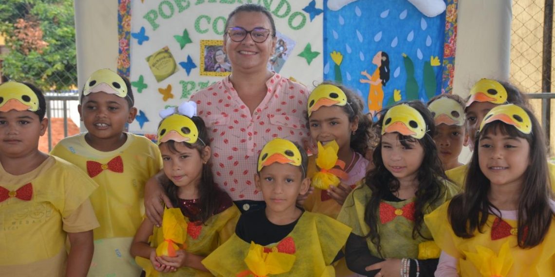 Parnamirim: Escola Luiz Carlos Guimarães recebe escritora Paula Belmino em evento literário