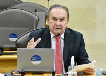 Nelter Queiroz critica reajuste nas taxas do Detran