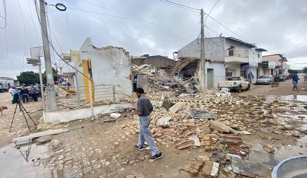 Criminosos armados invadem cidade do interior do RN, fazem moradores reféns e explodem agência bancária