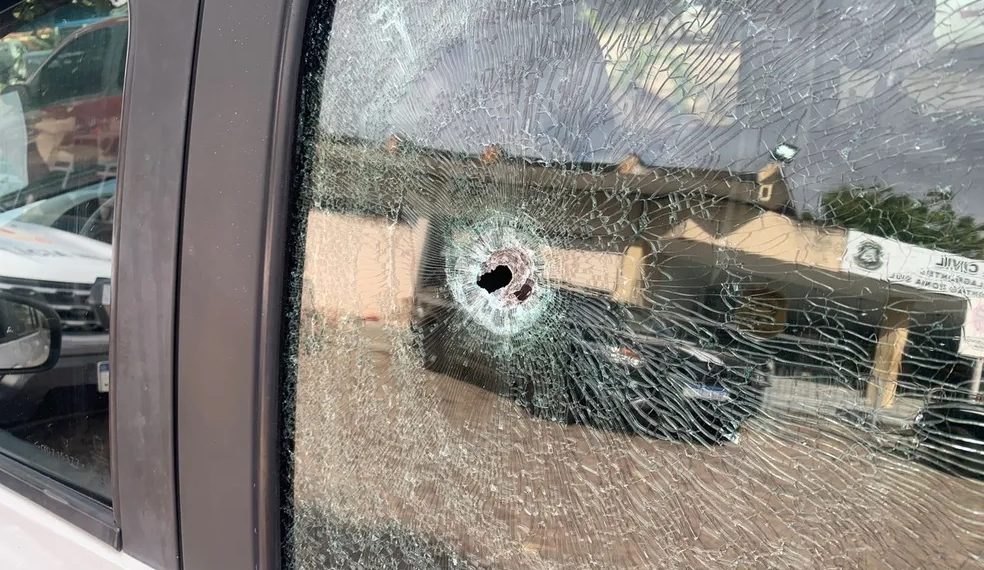 Mulher é feita refém durante assalto em Natal; criminosos trocam tiros com a PM durante a fuga e um morre