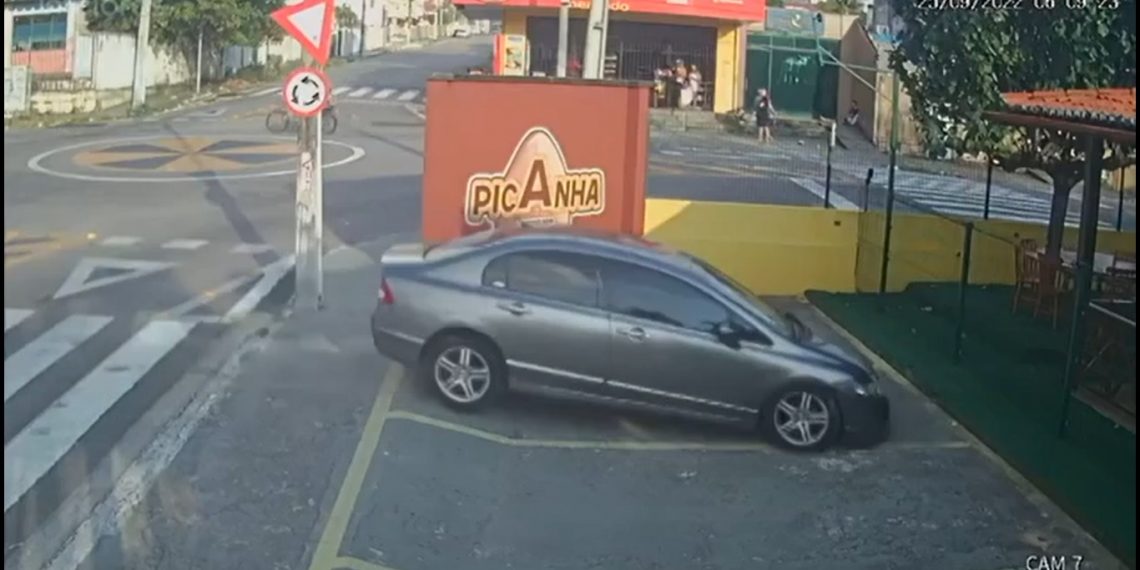 Motorista perde controle do carro, invade e destrói churrascaria na Zona Sul de Natal