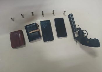 Dupla suspeita de assaltos é presa com arma, celulares e moto roubada em Natal