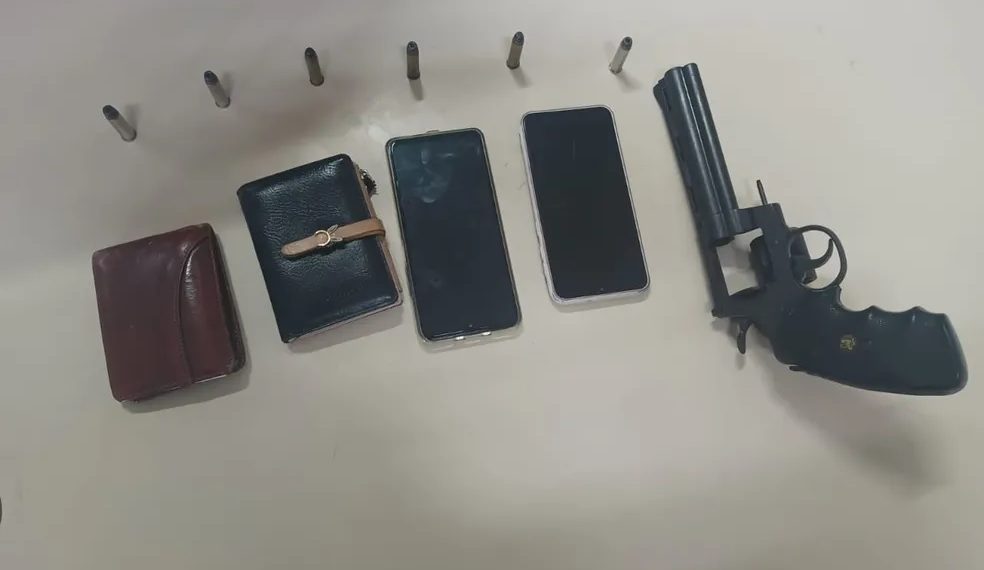 Dupla suspeita de assaltos é presa com arma, celulares e moto roubada em Natal