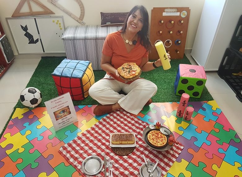 Estudantes aprendem matemática com pizza, bolo, sorvete, jogos, espelhos e impressões 3D