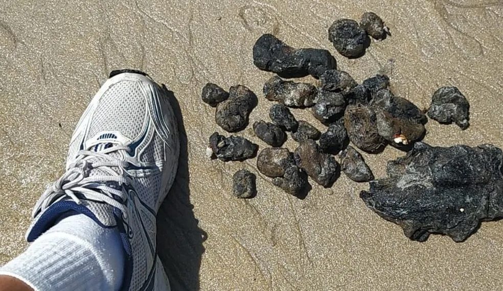 Óleo encontrado em praias do Nordeste desde agosto teria sido lançado no mar após lavagem de tanques de petroleiro, diz Marinha