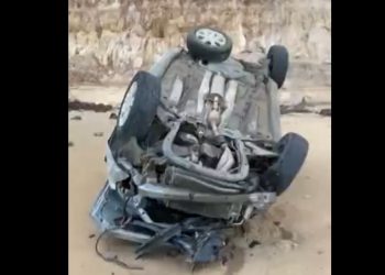 Carro cai de falésia na praia de Tabatinga, no Litoral Sul do RN