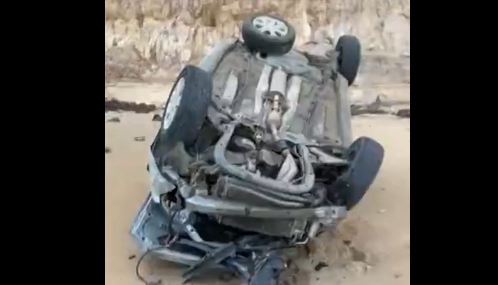 Carro cai de falésia na praia de Tabatinga, no Litoral Sul do RN