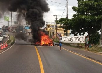 Manifestantes queimam pneus e fecham parte do trânsito perto da Ponte de Igapó em Natal