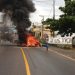 Manifestantes queimam pneus e fecham parte do trânsito perto da Ponte de Igapó em Natal