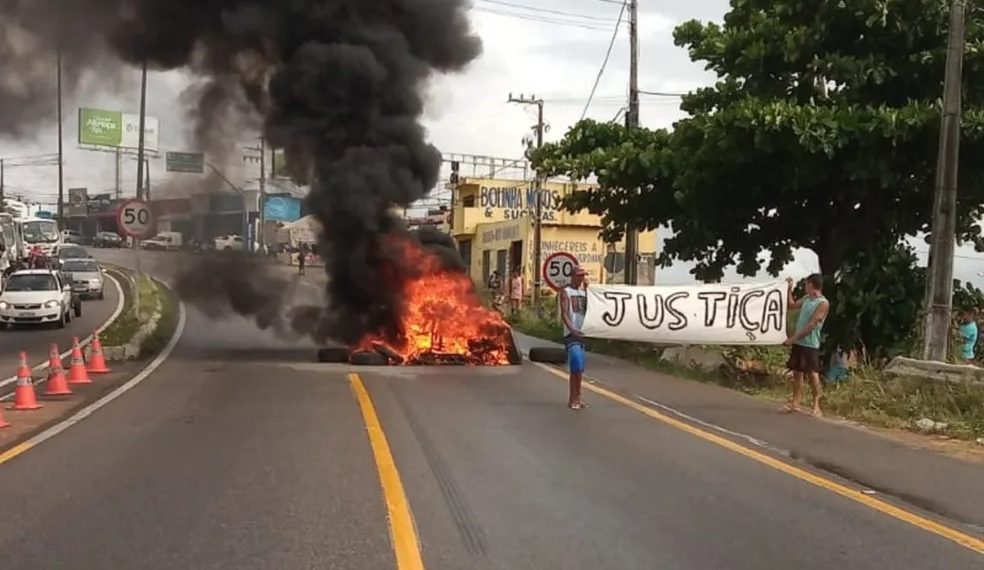 Manifestantes queimam pneus e fecham parte do trânsito perto da Ponte de Igapó em Natal