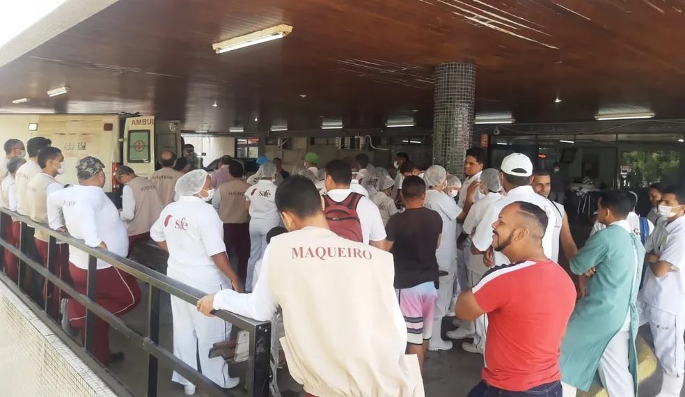 Maqueiros e zeladores terceirizados paralisam atividades em hospitais da rede estadual em Natal