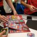 Troca de figurinhas da Copa diverte colecionadores e fãs do esporte