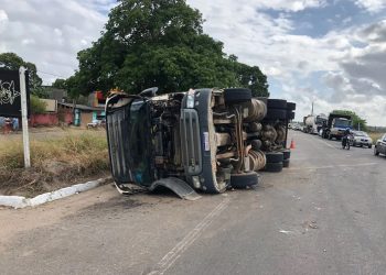 Caminhão carregado de placas solares tomba em rotatória na BR-304 na Grande Natal