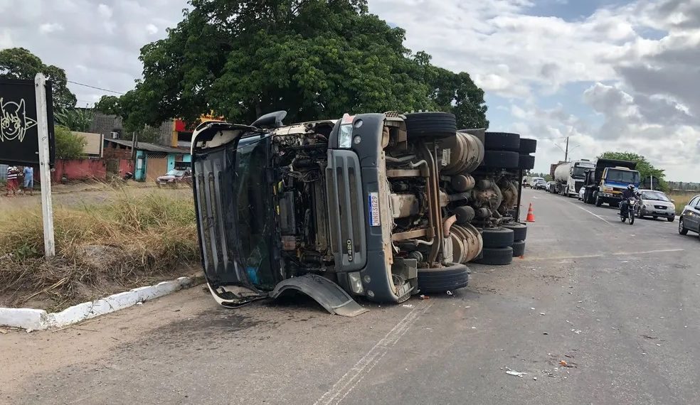 Caminhão carregado de placas solares tomba em rotatória na BR-304 na Grande Natal