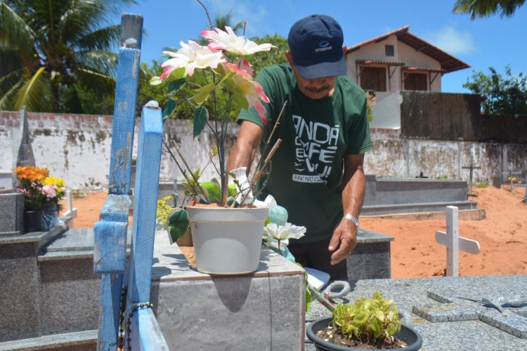 Cemitérios de Parnamirim tem grande circulação de público no Dia de Finados